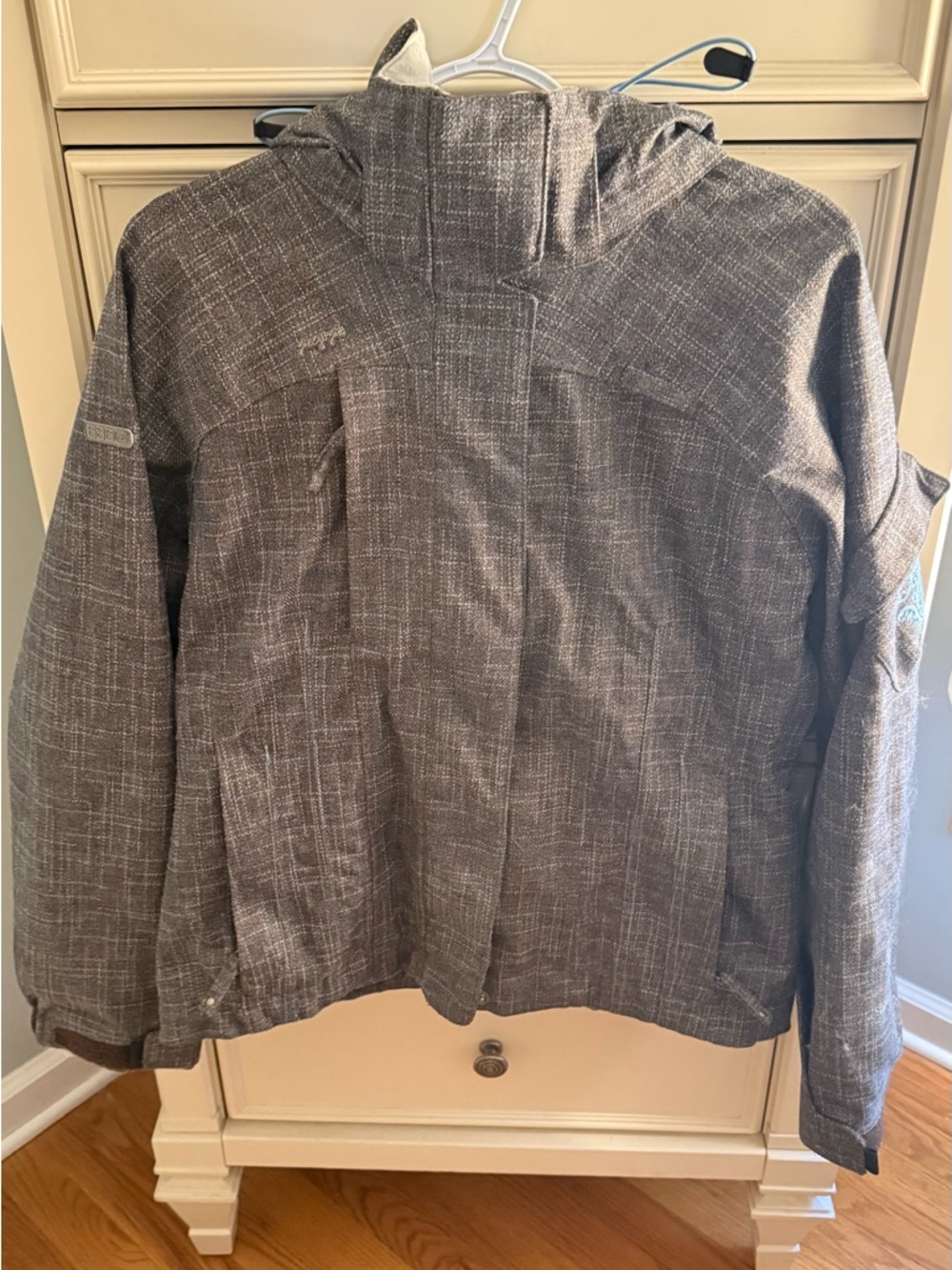 686 Women's Light Gray Ski Jacket with Subtle Teal Accents